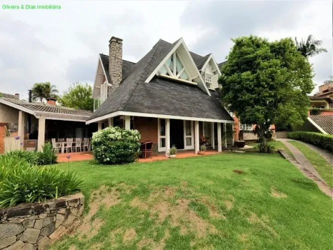 CASA COM ACADEMIA E LINDA VISTA PARA ÁREA VERDE - MOBILIADA.