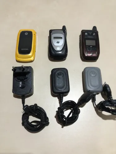 Kit com 3 Celulares Antigos (não funcionam)