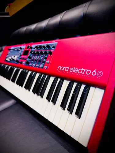 Teclado Nord Electro 6D 61 teclas