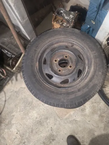 Roda aro 13 com pneus