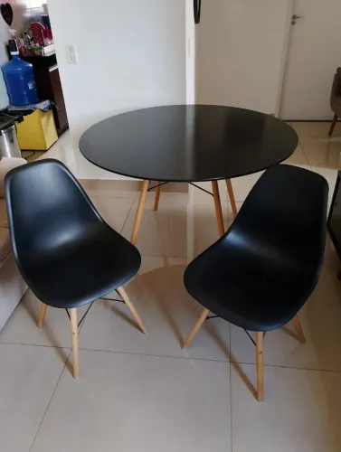 VENDO MESA COM 2 CADEIRAS 