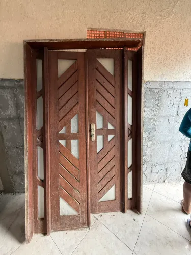 vende-se porta de madeira