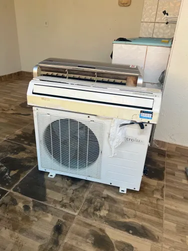 Ar-condicionado uma da Electrolux e outro da LG 18mil Btus e outro de 12mil Btus