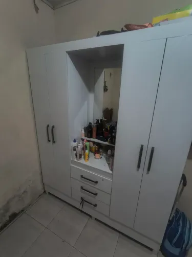 Vendo guarda roupa semi-novo por 450$