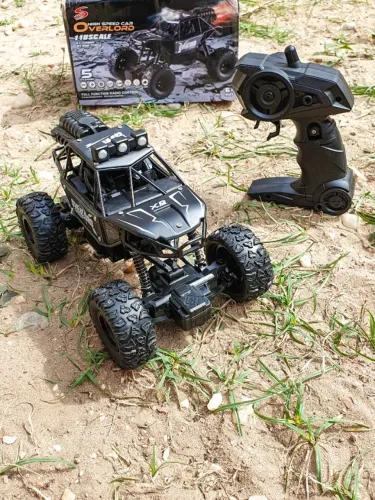 Carro RC 20km/h com LED e Pneus de Borracha - Até 20km/h - Muito Rápido