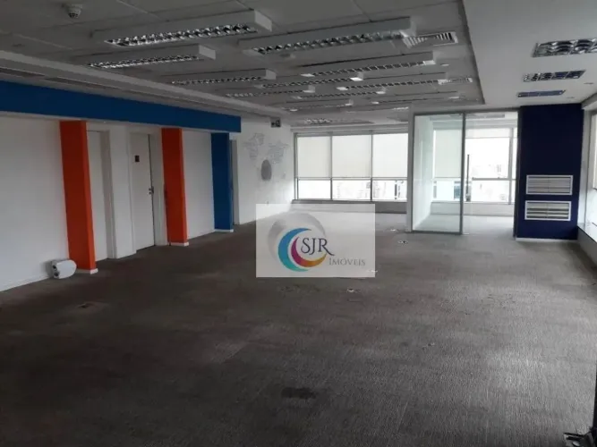 Sala comercial de 300,00m² com divisórias, piso elevado, ar condicionado central e 10 vaga