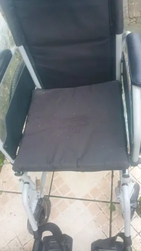 Vendo uma cadeira de roda semi nova nunca usada