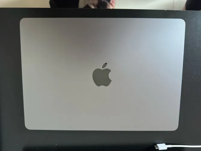 MacBook Air M2 (2022) - 13,6" - 8GB / 256GB - Cinza-espacial