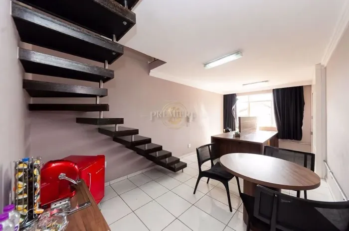Sala comercial duplex, 57m2 privativos, cozinha com armário, ar condicionado, R$ 1.800,00