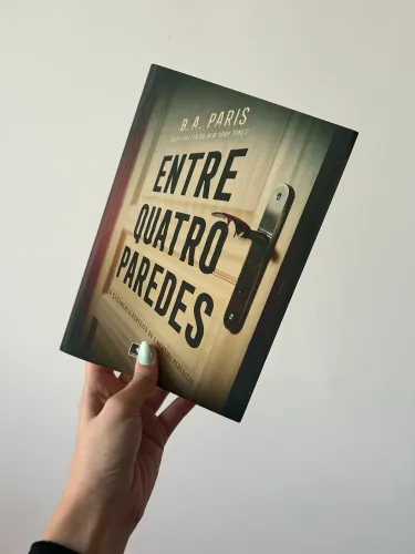 Livro Entre quatro paredes 