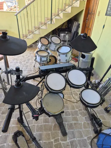 Bateria eletrônica DM5 Alesis