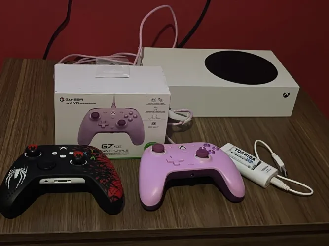 Xbox séries s com dois controles uma capa para controle e um carregador de pilhas