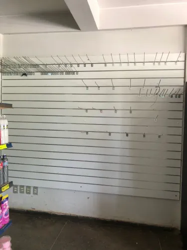 Expositor / Painel Canaletado com Ganchos Galvanizados
