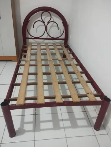 Vendo duas camas solteirão uma com colchão