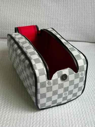 Necessaire branca Louis Vuitton