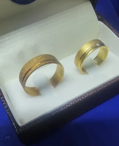 Alianças Com 1 Pedra Diamantes Ouro 18 Kilates Noivado Casamento e Bodas Peso 3.10 Gramas