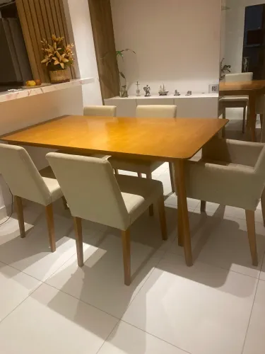 mesa de jantar com cadeiras 3.850,00 da tok stok