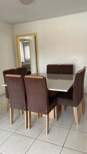 Mesa de 8 lugares com tampo de vidro e 8 cadeiras 
