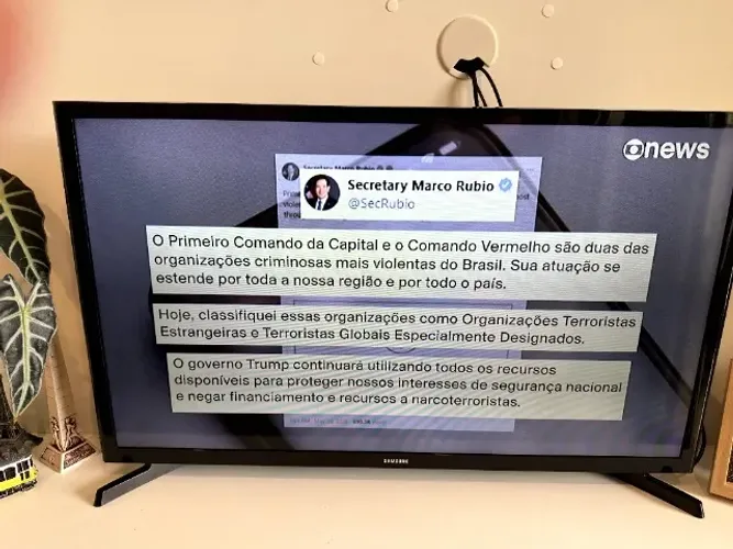 Smart TV Samsung 32 polegadas UN32J4300AG - Funcionando, com pequeno arranhão na tela