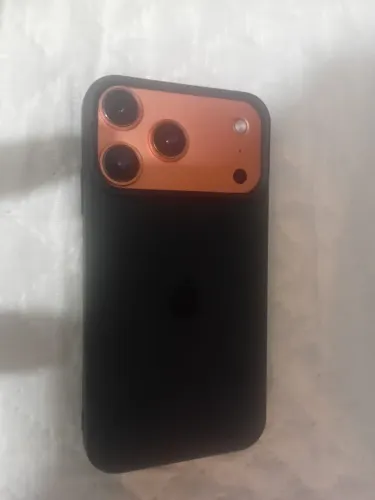 iPhone XR na carcaça do 17 pro