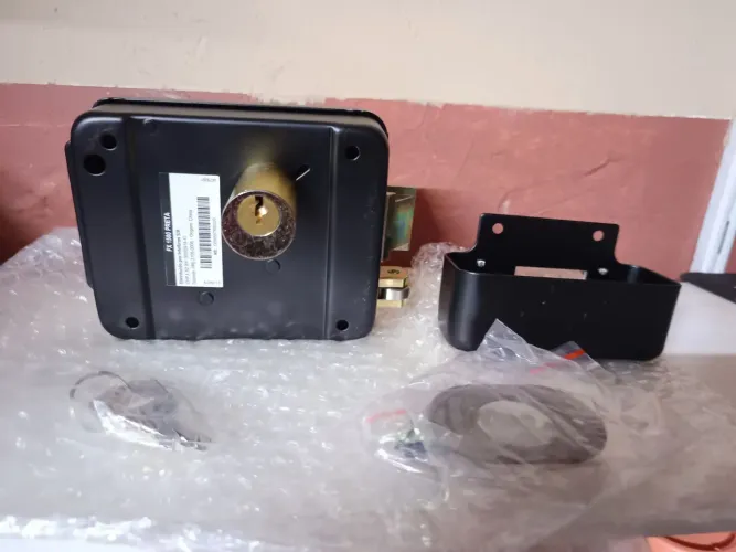 Fechadura elétrica Intelbras nova