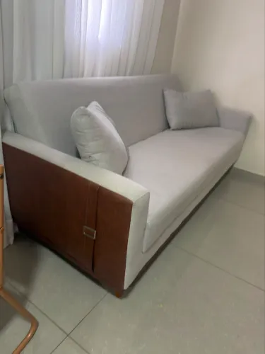 Sofá 3 Lugares em Linho (Design Moderno c/ Detalhes em Couro) - Motivo Mudança