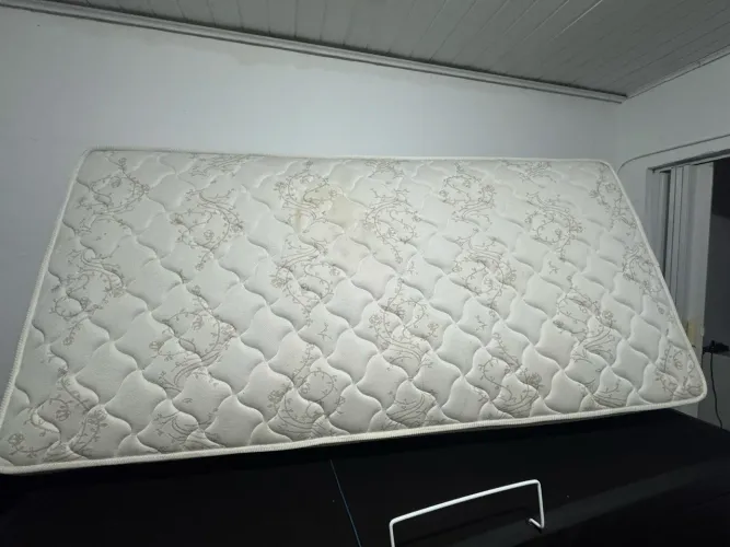 Cama ortobom solteiro com baú pouco vezes usada