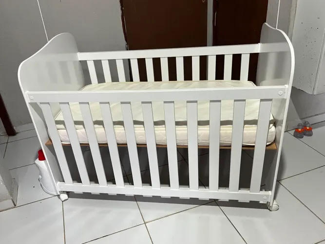Berço Uli americano com travas <br>Com travas<br>Colchão