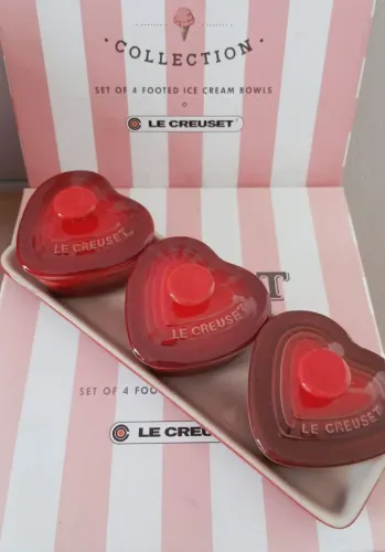 Petit Ramekins Corações Com Bandeja Cereja Le Creuset