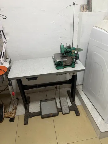 Máquina industrial oveloque com mesa 