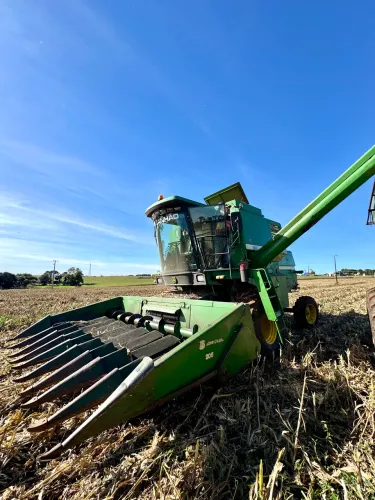 Colheitadeira John Deere 1175 com 2 plataformas