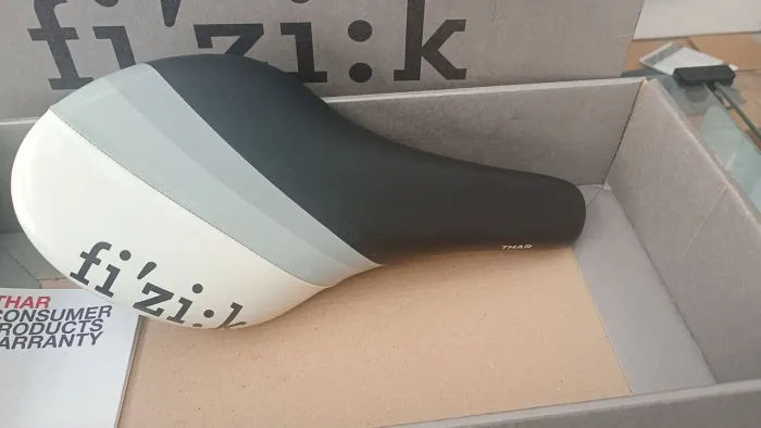 Selim fizik Thar preto e branco 125 mm trilho em magnésio