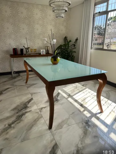Mesa com tampa de vidro esverdeado