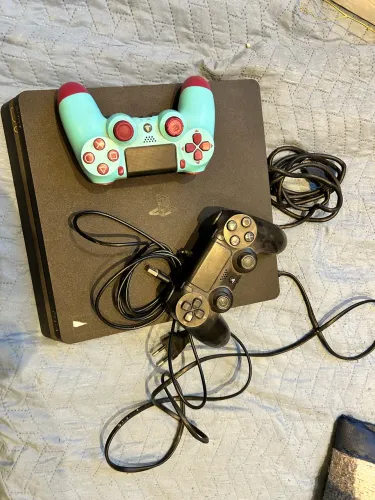 Ps4 em ótimo estado 500gb acompanha 2 controles e esses 3 jogos