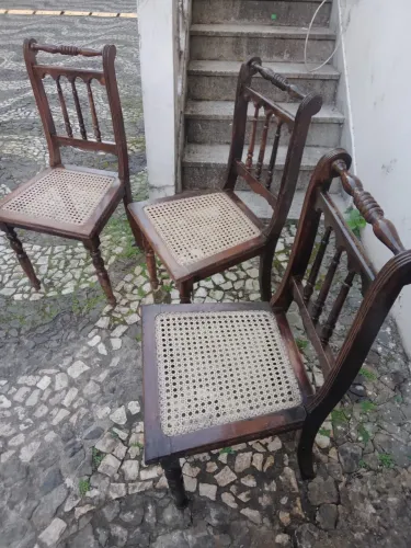 Três cadeira em madeira 