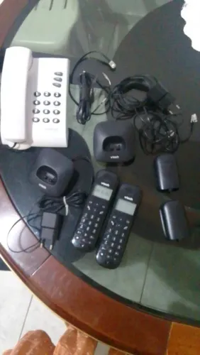 3 Telefone fixos ( 2 sem fio e 1 com fio)