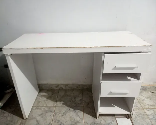 Vendo barato Mesa Escrivaninha Branca Usada - Resistente e Versátil
