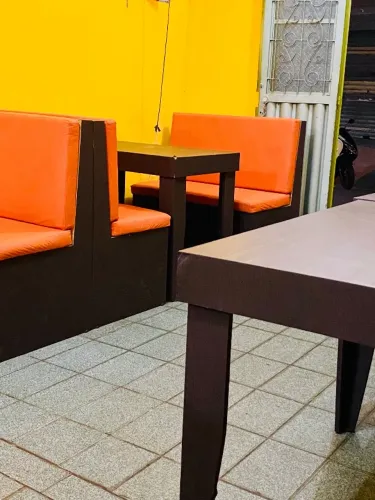Poltronas e mesas para lanchonete