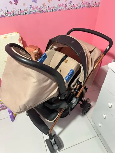 Carrinho de bebê com bebê conforto burigotto