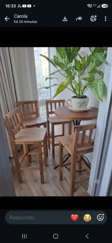 Conjunto Bistrô rústico, com 4 banquetas em madeira de demolição. 