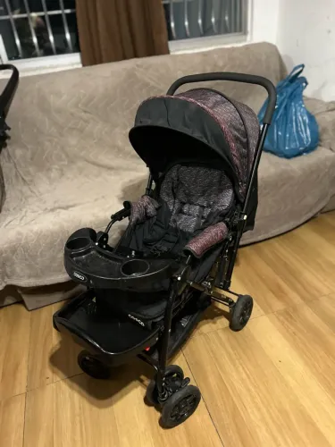 Carrinho de bebê COSCO com bebê conforto