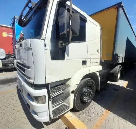 Iveco eurotech engatado no baú Rondon. 