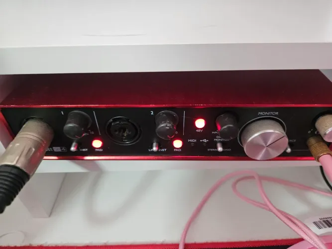 Interface de Áudio (DAC) Focusrite Scarlett 2i4 2ª Geração
