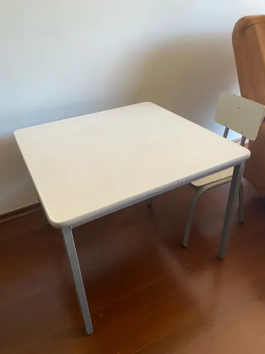 Conjunto infantil - Mesa + 2 cadeiras | Madeira e ferro - R$ 250