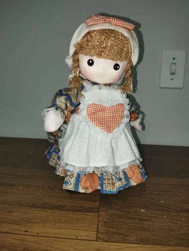 boneca de pano com caixa de músical