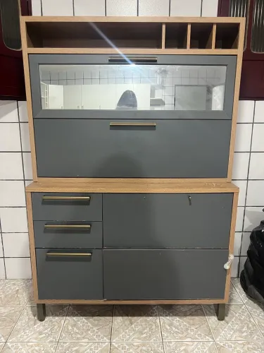 armário com porta vinho