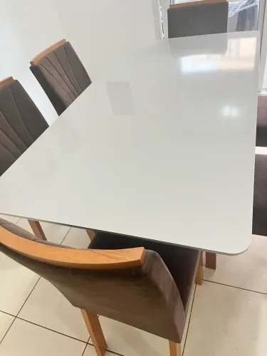 Mesa em otimo estado com 6 cadeiras