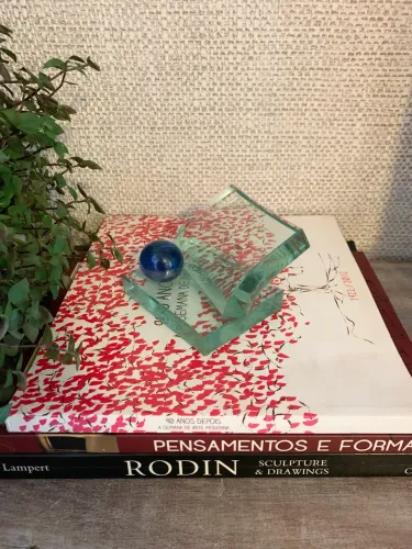 escultura em vidro fusing glass com esfera azul