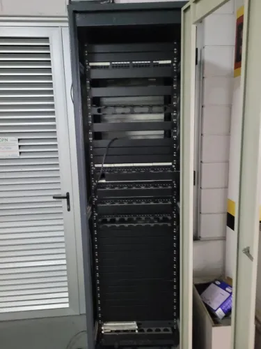 Rack de servidor com acessórios
