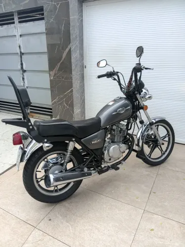 Suzuki Intruder 125 em raríssimo estado de conservação